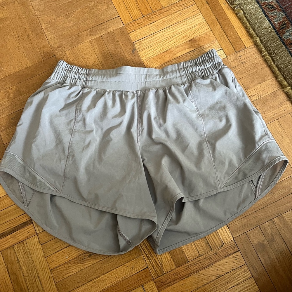 Lululemon Hotty Hot II 4” Shorts (Dark Chrome 8)